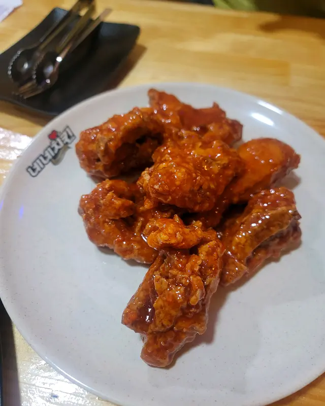 윤기가 좔좔 흐르는 쇼킹핫치킨