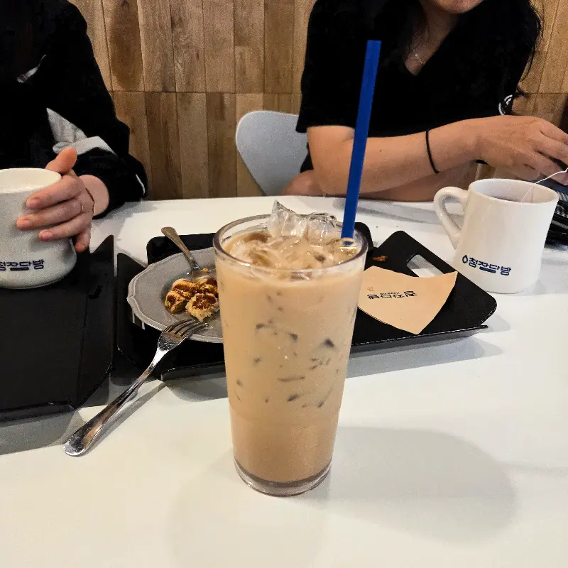 아이스 라떼와 디저트