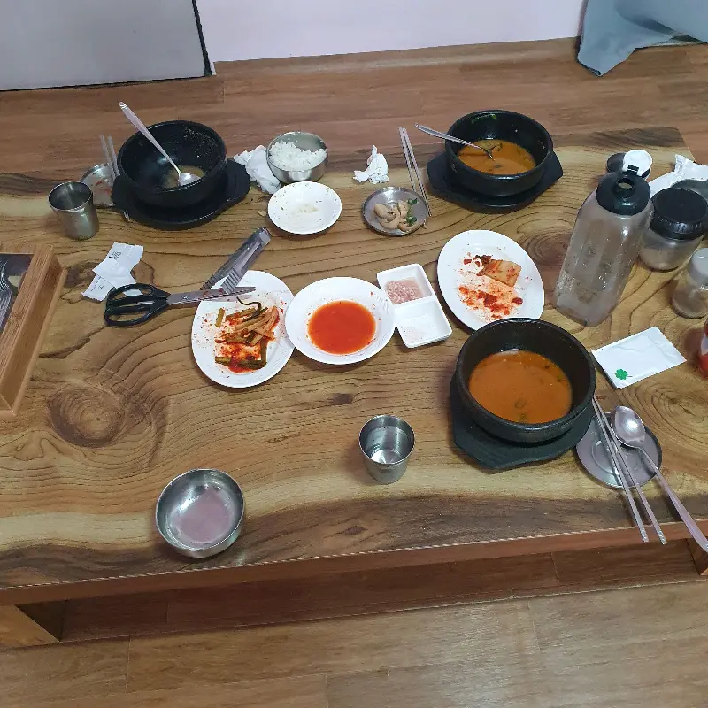 깔끔하게 비워진 식탁
