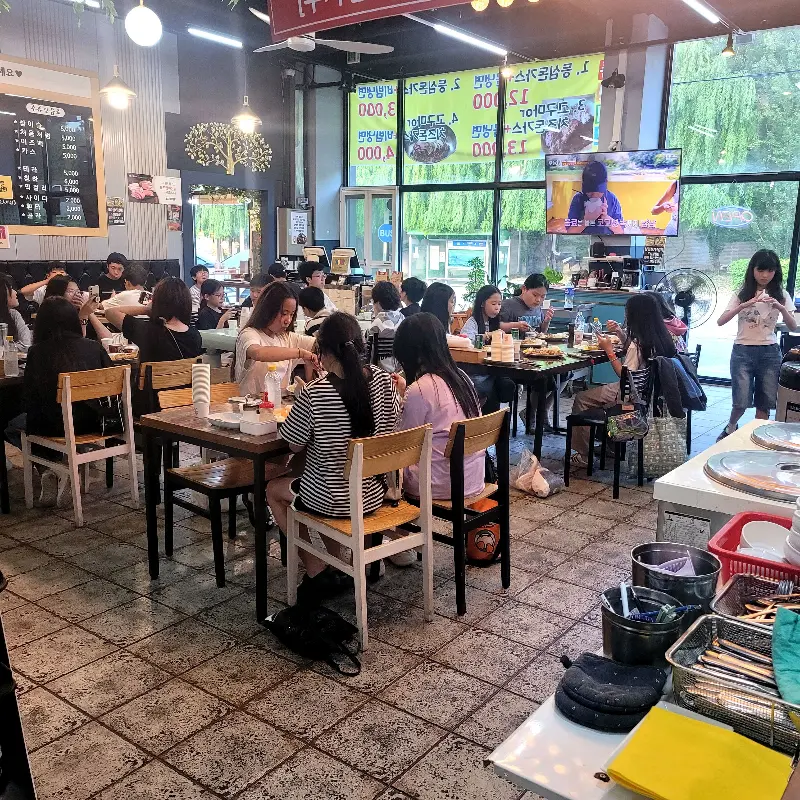 넓고 쾌적한 신갈리 돈가스 내부