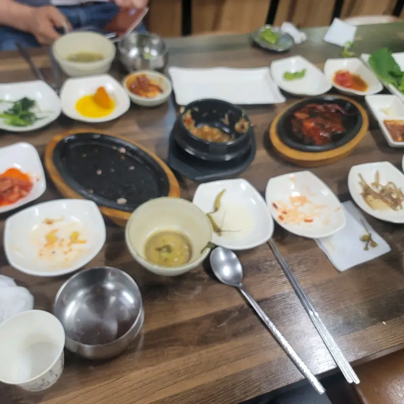 식사를 마친 후 테이블 모습