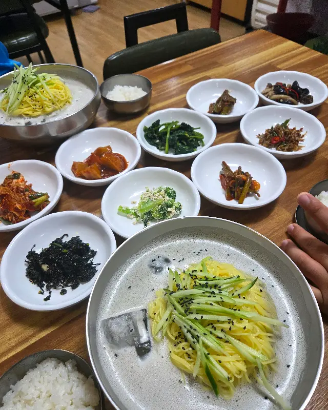시원한 콩국수와 다양한 반찬