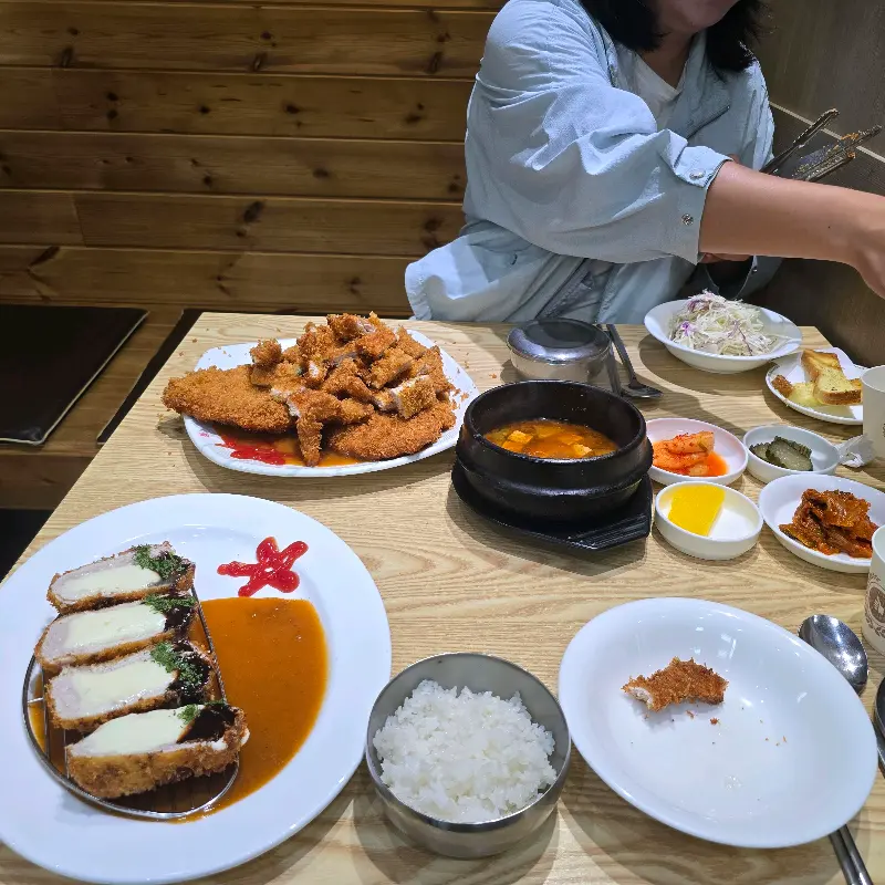 테이블 가득 채운 음식