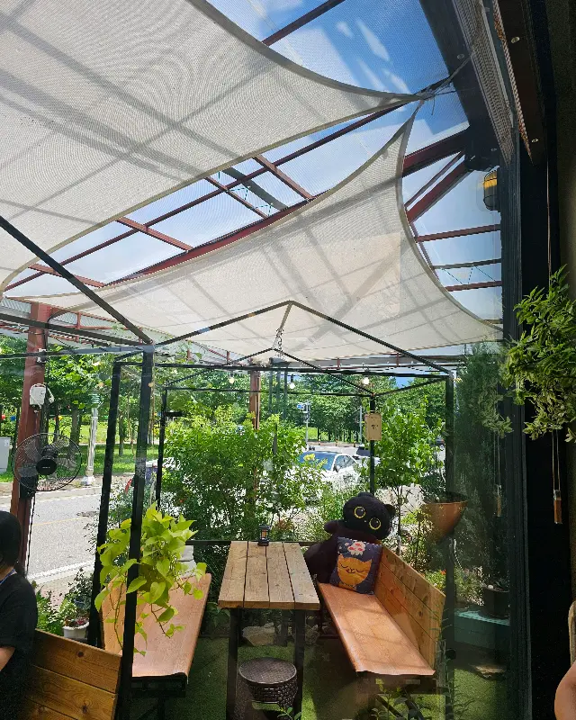 카페 야외 테이블 좌석