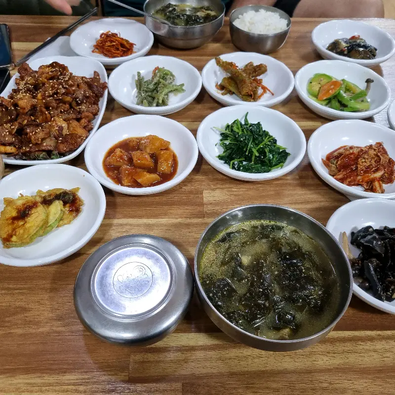 푸짐한 한 상, 돼지주물럭과 다양한 반찬들