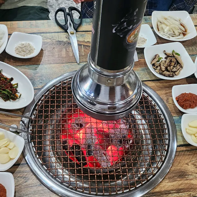 숯불과 밑반찬