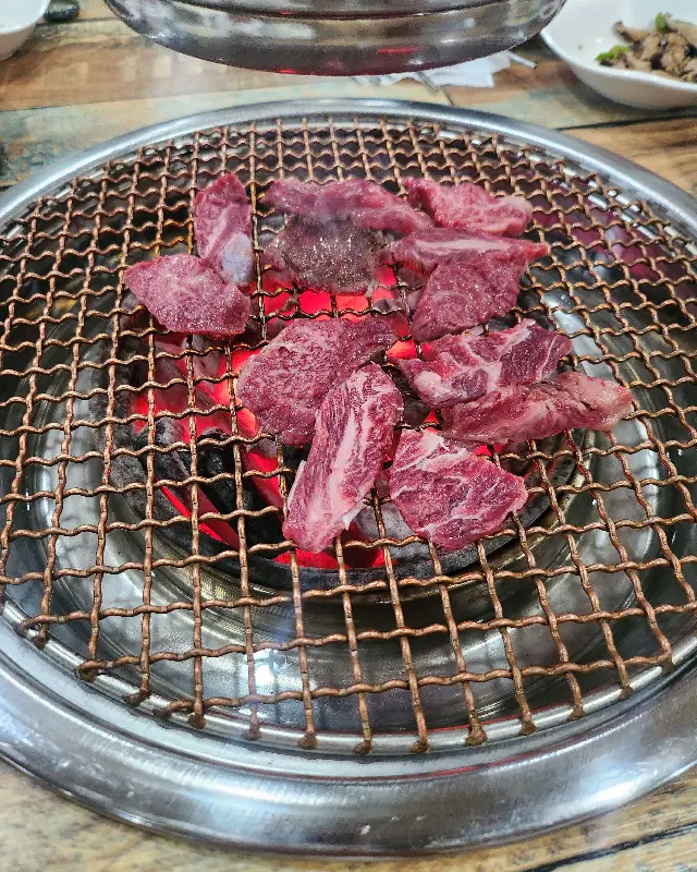 숯불 위에 구워지는 살치살