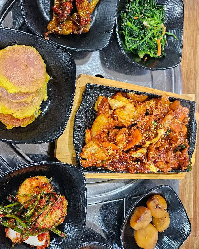 다채로운 반찬들