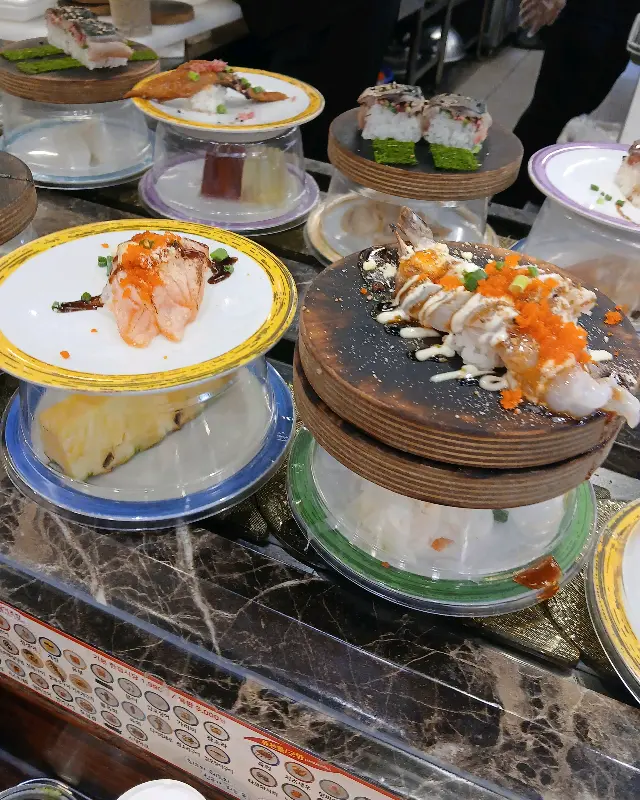 레일 위를 가득 채운 초밥들