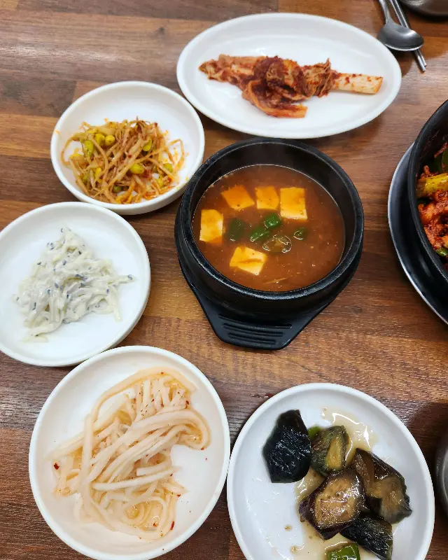 정갈하게 담겨 나온 밑반찬들