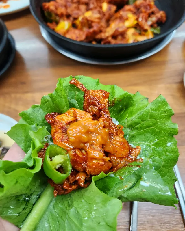 신선한 상추에 불백을 싸 먹는 모습