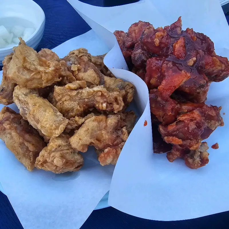 후라이드 치킨과 양념 치킨 반반