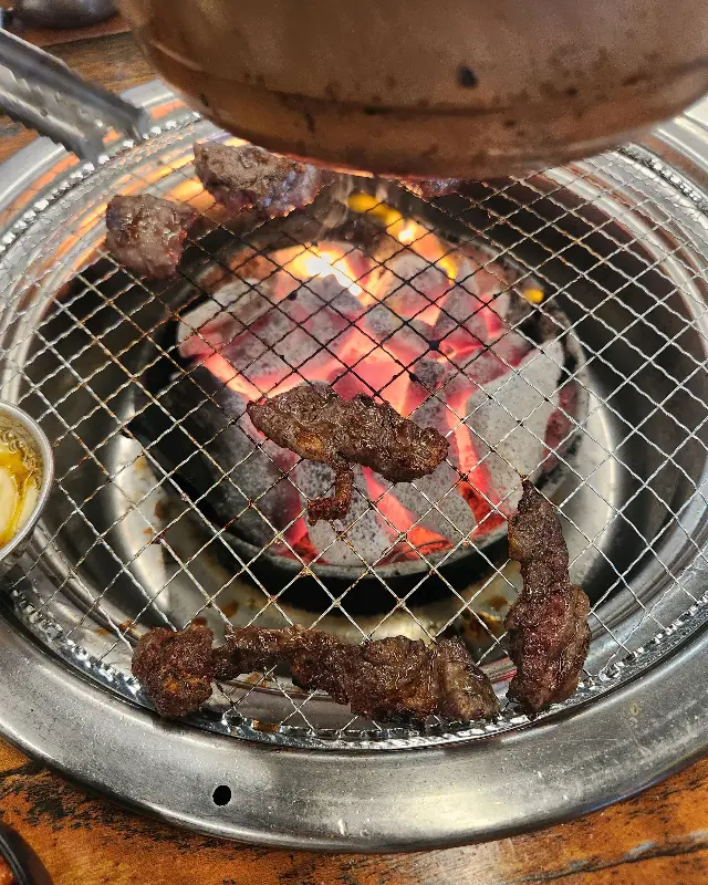 숯불에 구워 더욱 맛있는 소갈비살