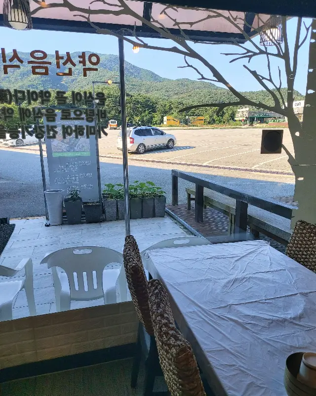 약선공양간 창밖 풍경