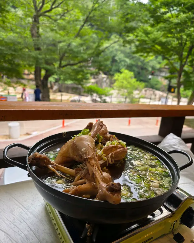 탁 트인 풍경을 바라보며 즐기는 능이백숙