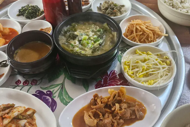 청국장과 쌈장, 비빔밥 재료가 놓인 쟁반