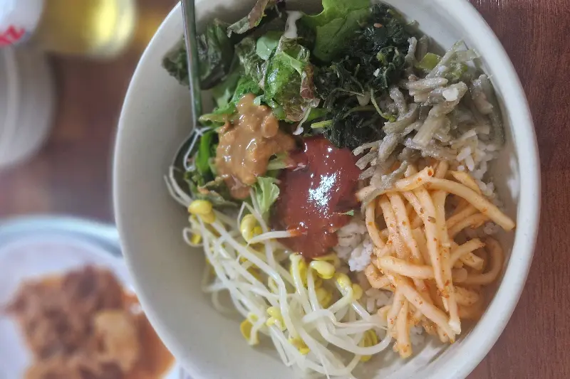 맛있게 비벼진 보리밥 비빔밥