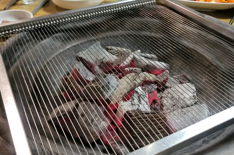 붉게 달아오른 참숯