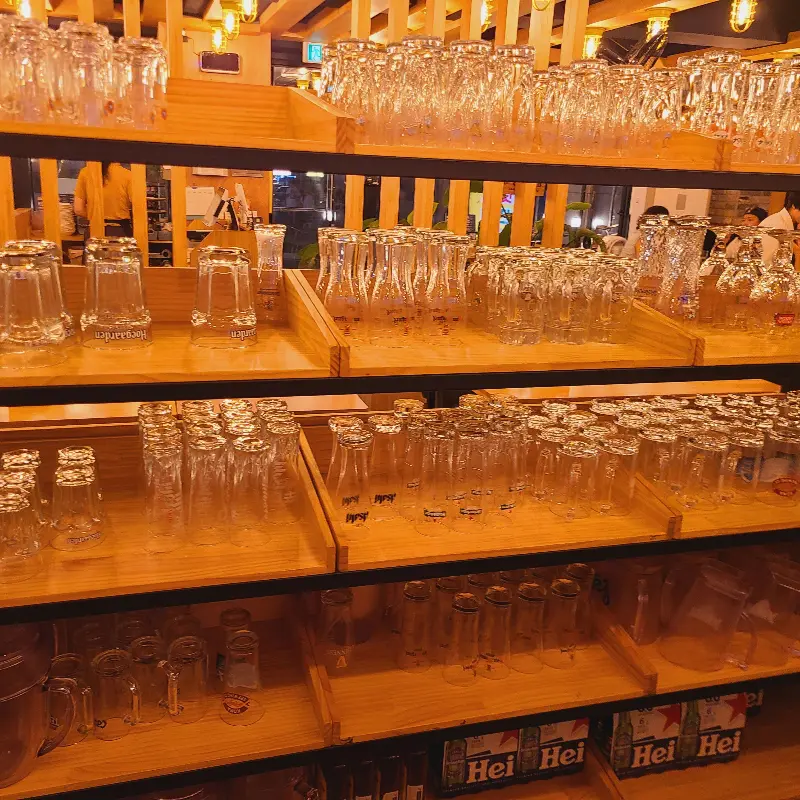 맥주를 마시며 대화를 나누는 사람들