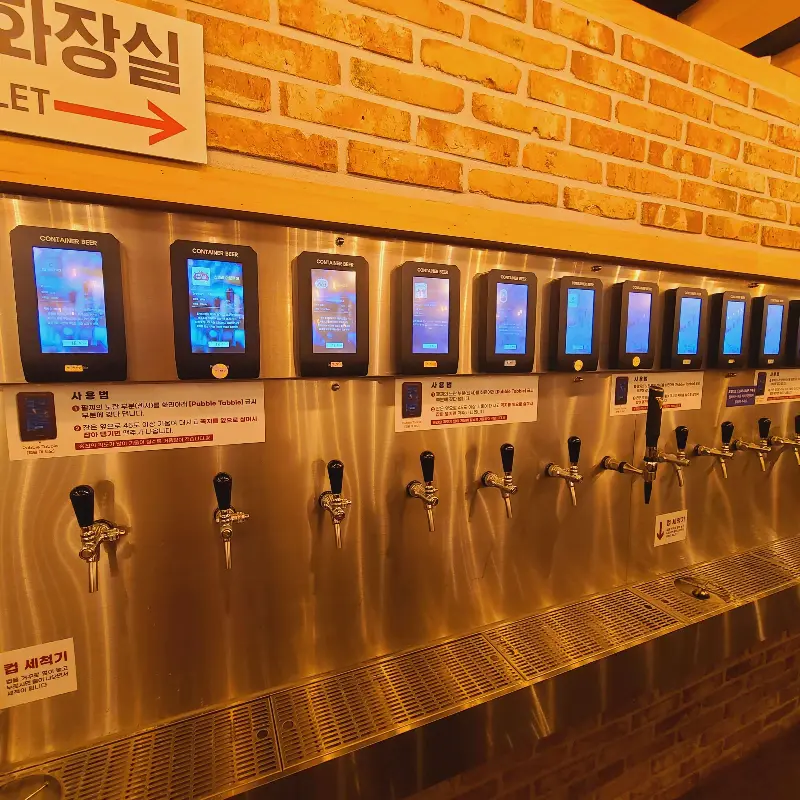 다양한 맥주를 즐길 수 있는 디스펜서가 벽면에 설치되어 있는 모습