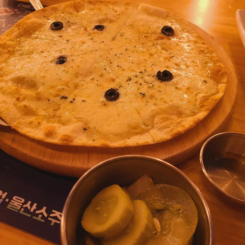 테이블 위에 놓인 피자와 피클