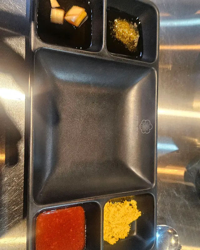 다양한 소스가 담긴 소스 그릇