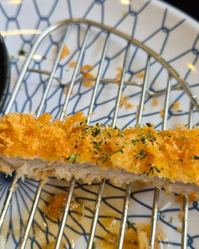 바삭하고 촉촉한 돈가스의 단면