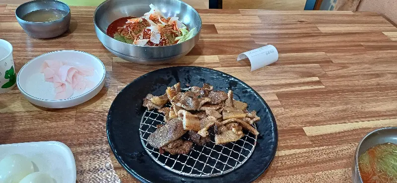 물냉면과 숯불고기