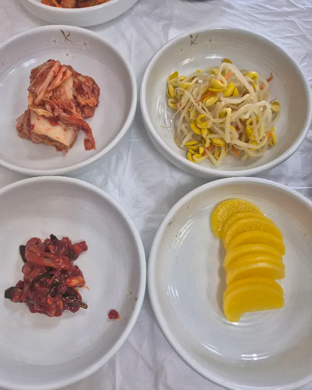 정갈하게 담겨 나온 밑반찬들