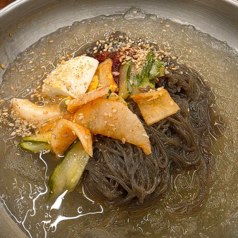 살얼음이 동동 뜬 비빔냉면