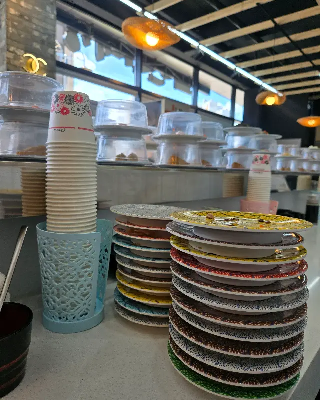 테이블에 쌓인 접시들