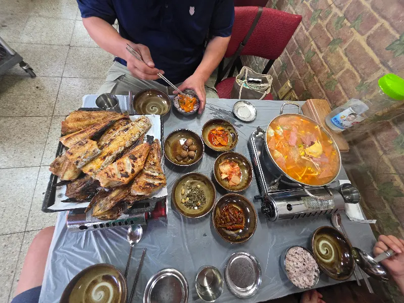 생선구이를 즐기는 모습