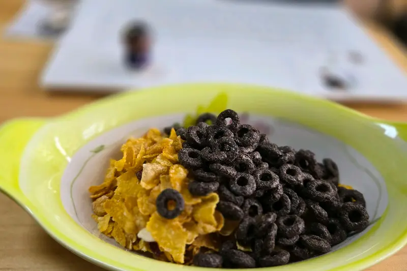 식사 후 즐길 수 있는 빵과 시리얼