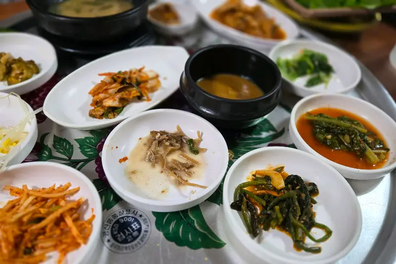 쟁반 가득 차려진 다양한 종류의 반찬들