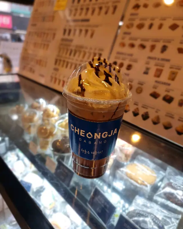 쇼케이스 안의 디저트