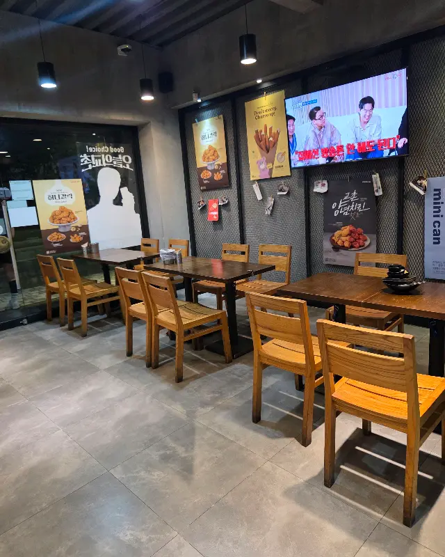 교촌치킨 신음점의 넓은 매장 내부