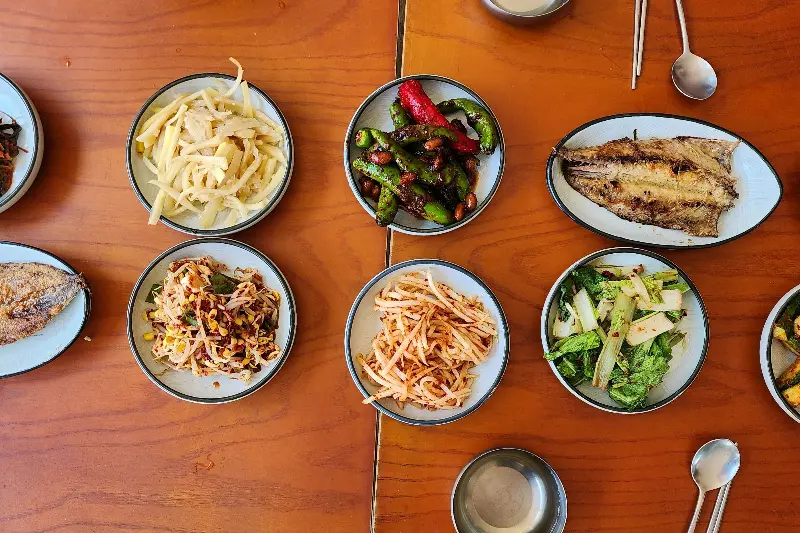 정갈하게 담겨 나온 다양한 반찬들