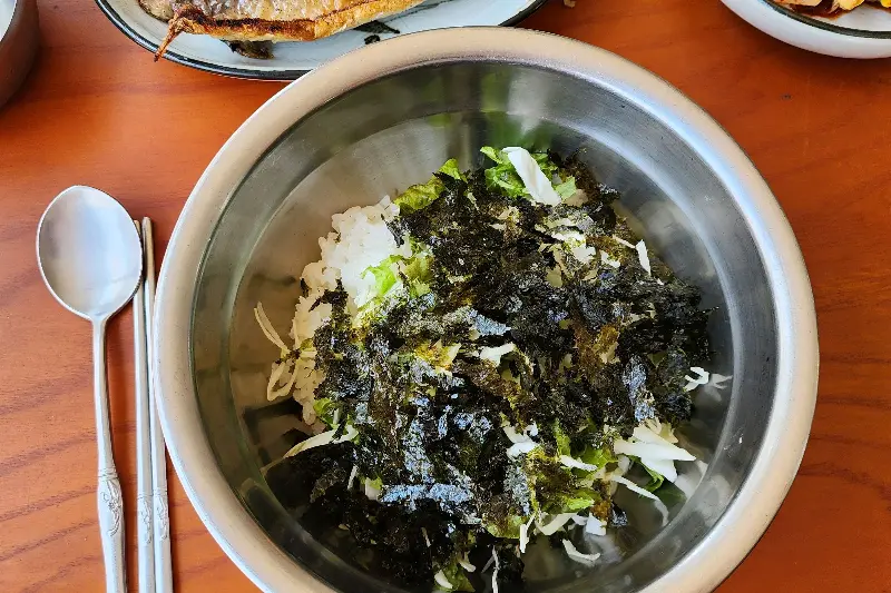 김가루가 듬뿍 뿌려진 밥