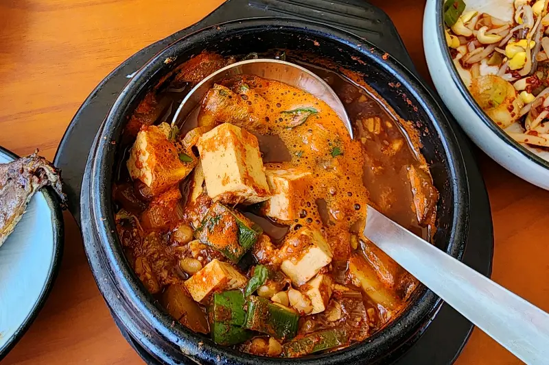 뚝배기에 담겨 보글보글 끓고 있는 된장찌개