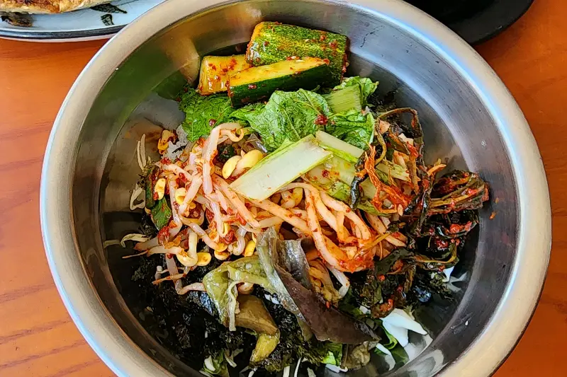 비빔밥을 만들어 먹을 수 있도록 준비된 신선한 채소