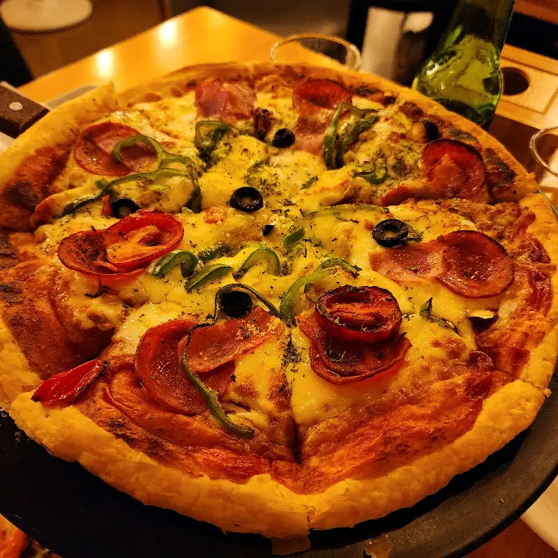 테이블 위에 놓인 피자