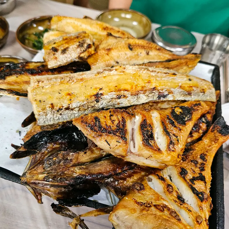 윤기가 흐르는 생선구이