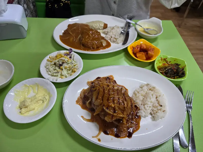 돈가스 자르는 모습