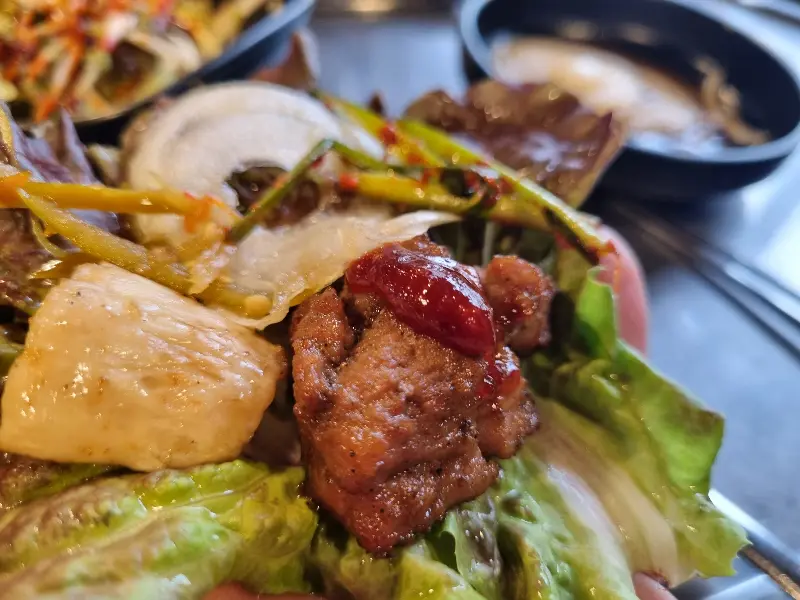 쌈 채소에 싸 먹는 돼지갈비