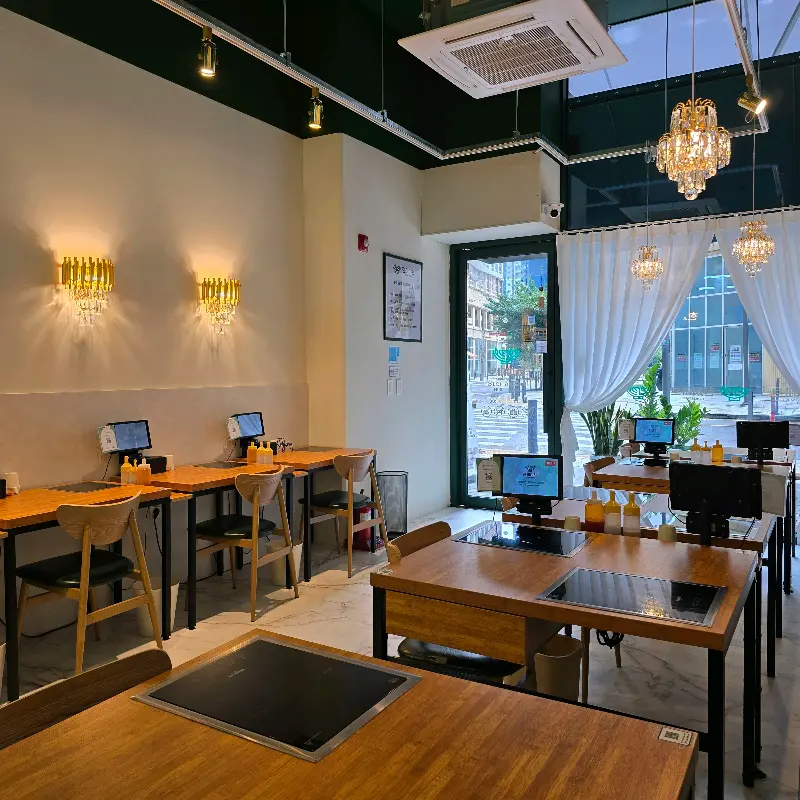 깔끔하고 아늑한 분위기의 매장 내부