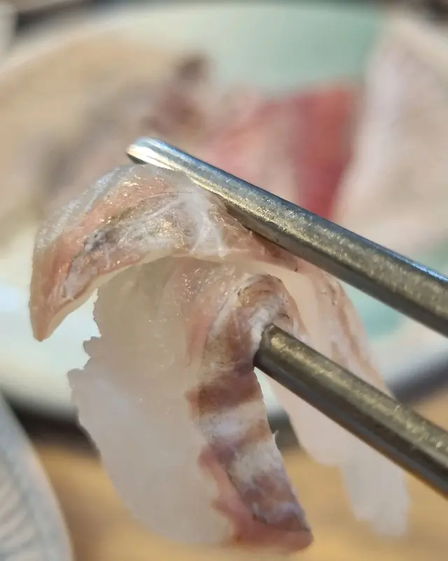 젓가락으로 집은 회