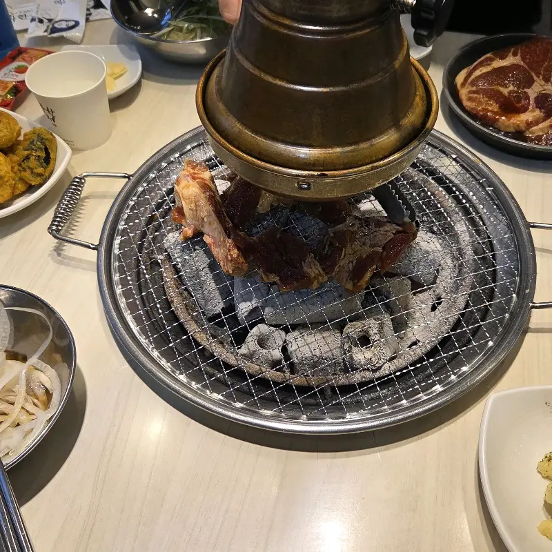 숯불 위에서 익어가는 갈비