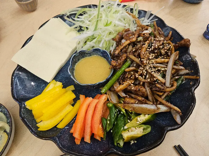 신선한 야채가 가득한 경장육사