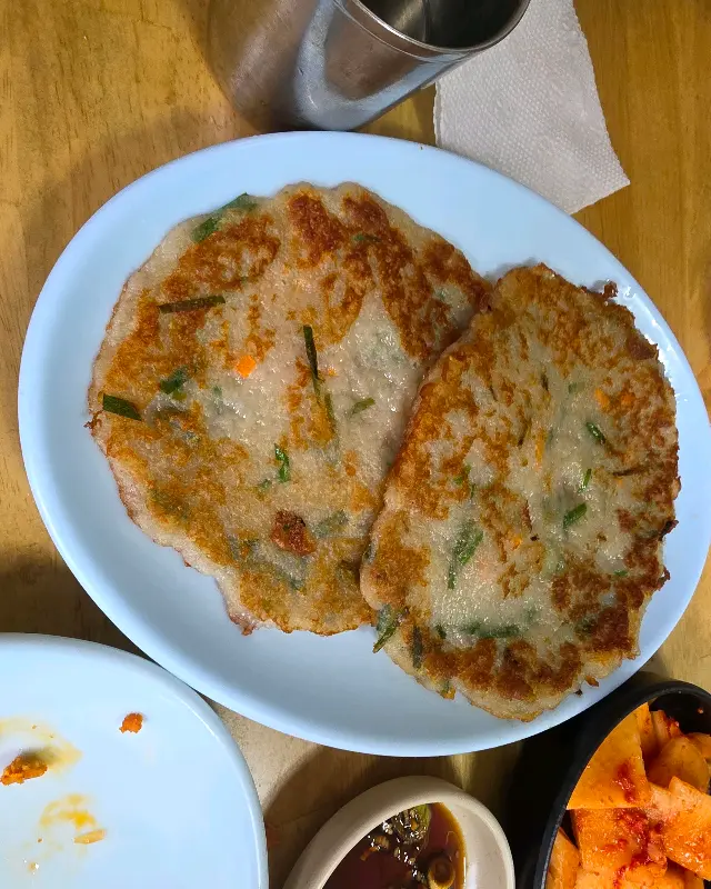 노릇노릇하게 구워진 감자전