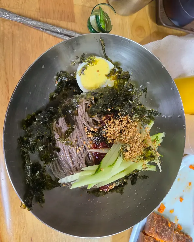 김가루, 오이, 양념장이 조화롭게 어우러진 막국수